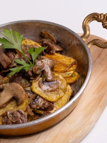Мясо с картофелем и грибами