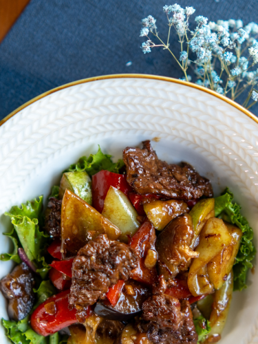 Нежная говядина с овощами