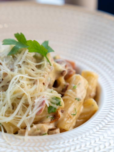 Паста с ветчиной и грибами