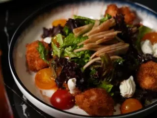 Салат с курицей с гранатовым соусом