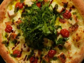 Пицца с курицей в сливочном соусе