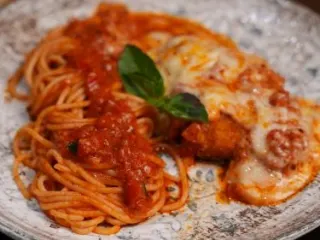 Шницель с пастой болоньезе